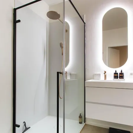 Апартаменты Elegant Coastal Retreat In