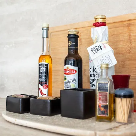 Elegant Coastal Retreat In Apartment